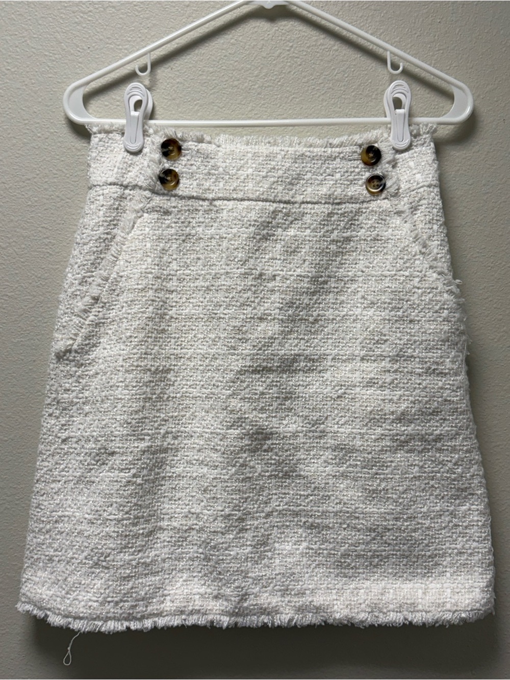 Ann Taylor LOFT Tweed Boucle Mini Skirt Size 0 White Ivory Textured Button Front